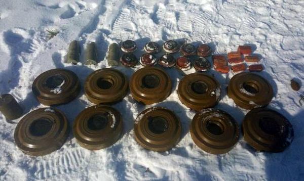 В прифронтовом Новолуганском возле гаражей обнаружили пакет с минами и тротилом(фото)