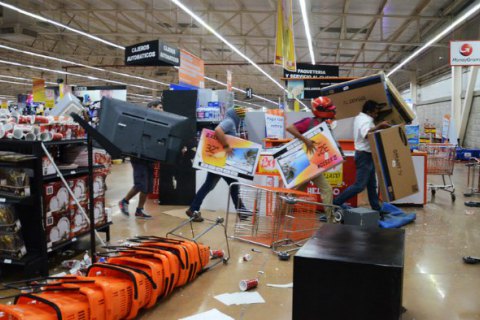 В Мексике акции против подорожания бензина обернулись грабежами магазинов