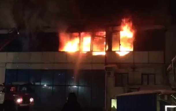В российском Орле загорелся торговый центр
