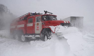 ГСЧС: В снежных заторах остаются 60 автомобилей и 3 автобуса