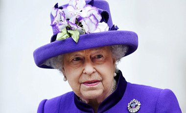 Королева Елизавета II впервые появилась на публике после простуды