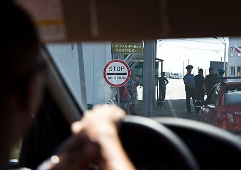 Мать и сын задержаны на крымской границе из-за "липовых" печатей в паспортах