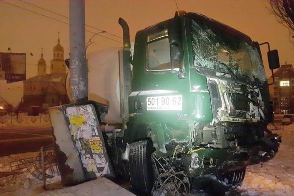 В Киеве тяжелый грузовик протаранил несколько авто(фото)