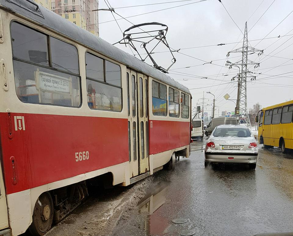 В Киеве трамвай сошел с рельсов из-за сугроба посреди путей