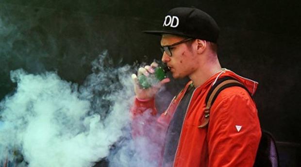 Долой никотин: в России хотят запретить курить вейпы