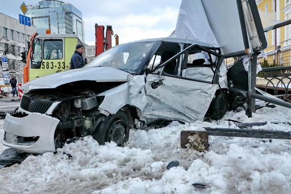 В Киеве Toyota ударом в бок выбросил Skoda на тротуар(фото)