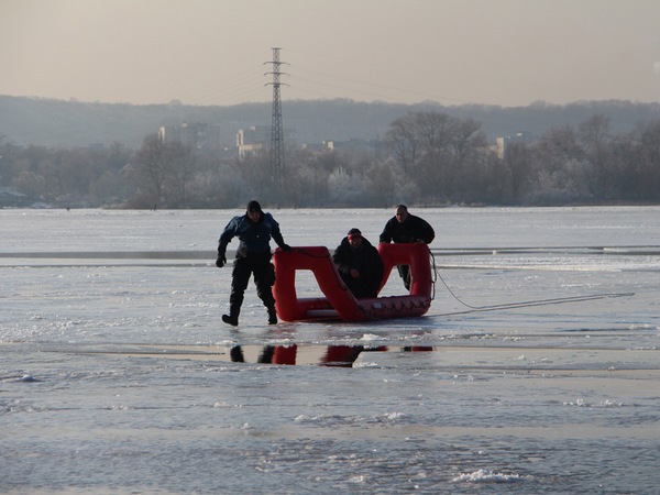 Около 50 киевских рыбаков оказались отрезанными от суши на льдине(фото)