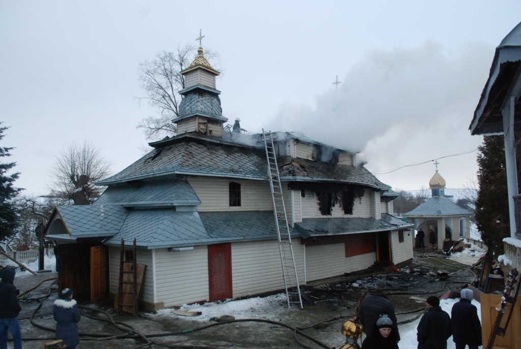 Во Львовской области горела деревянная церковь 19 века: фото