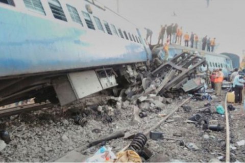 При сходе поезда с рельсов в Индии погибли 36 человек
