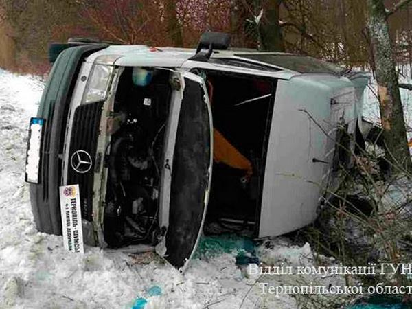 На Тернопольщине перевернулся рейсовый микроавтобус: 12 человек оказались в больнице(фото)