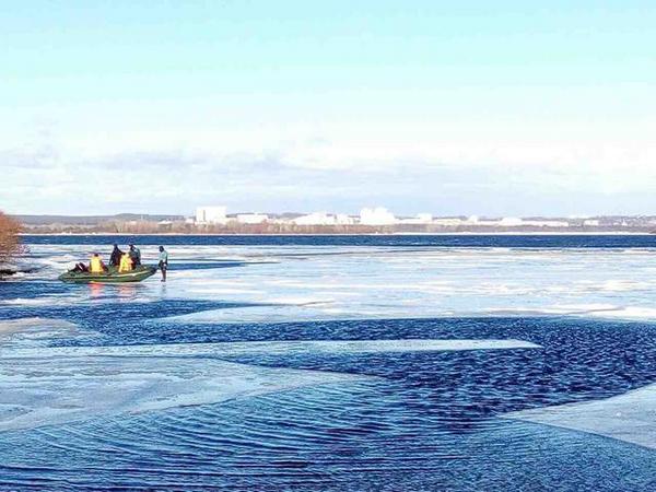 В Киеве спасатели сняли с отколовшейся льдины 22 рыбака(фото)