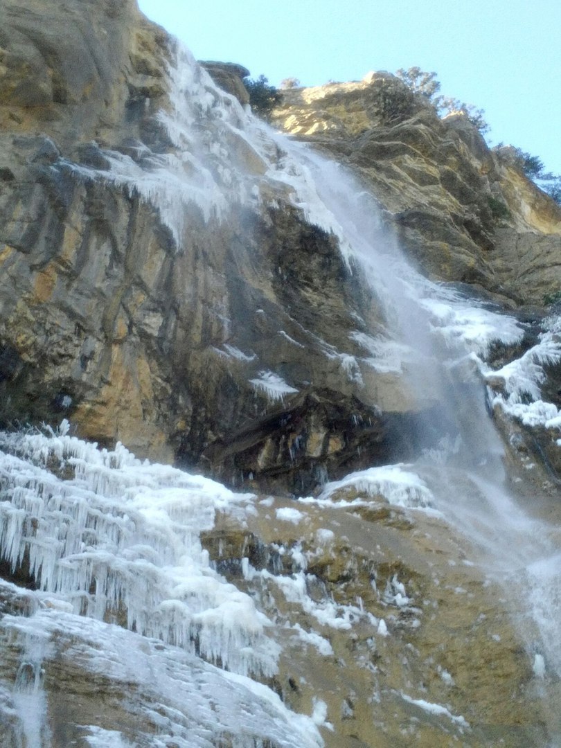 В Крыму замёрз самый высокий водопад [фотофакт]