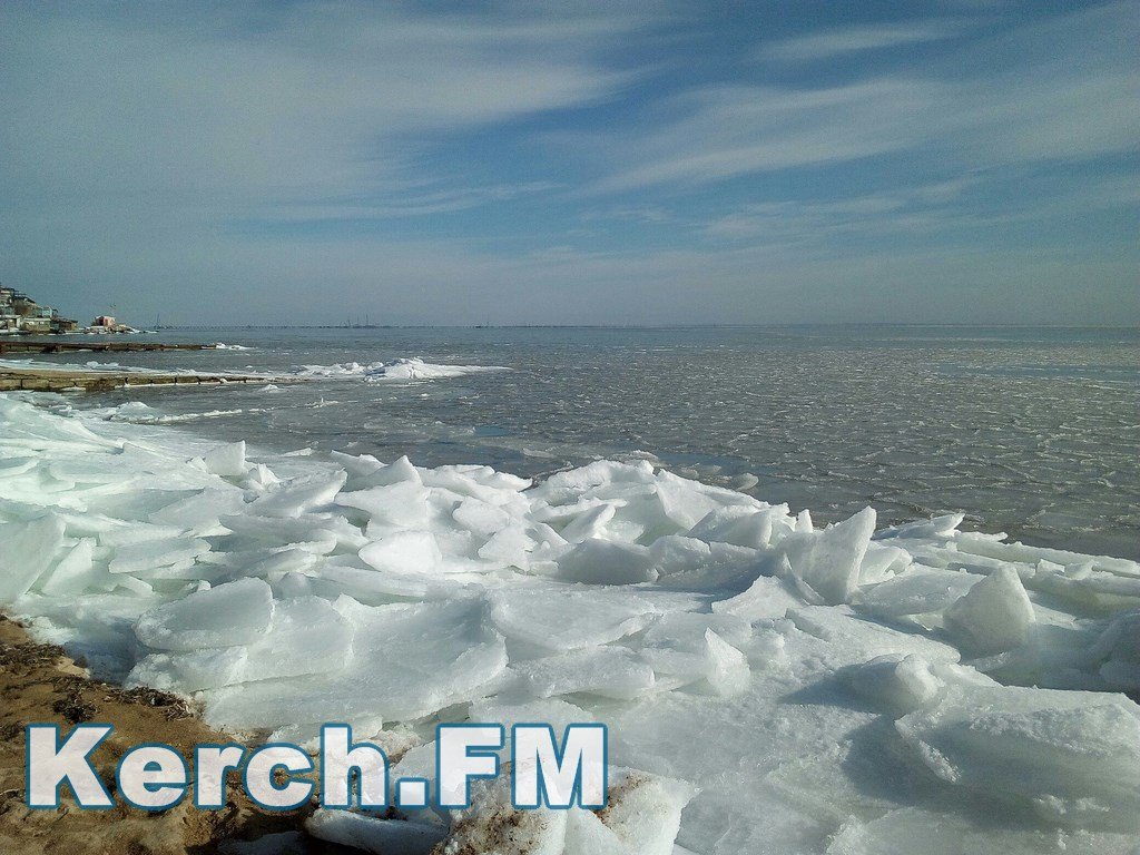 В Керченском проливе плавают льдины [фото]