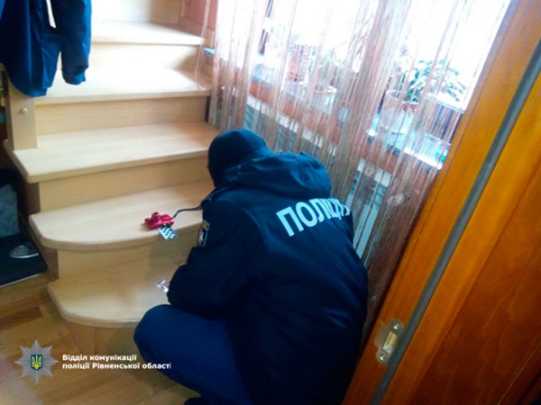В Ровно бандиты ограбили частный дом, взяв в заложницы 15-летнюю дочь хозяина