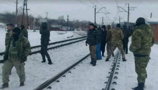 Блокада Донбасса: активисты нашли оружие в вагонах, которые направлялись к боевикам