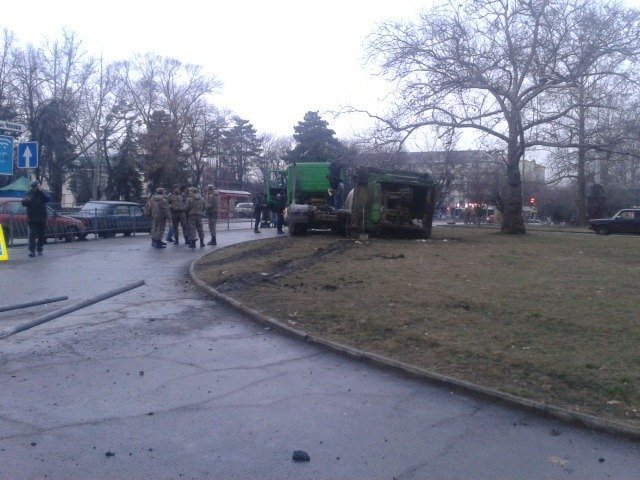Перед зданием крымского Совмина опрокинулся мусоровоз [фото]