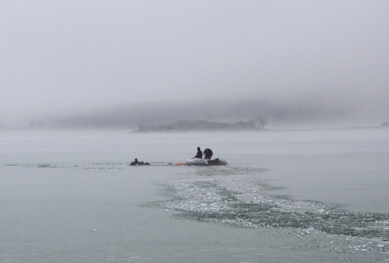 На Симферопольском водохранилище рыбаки провалились под лед – один погиб [фото]