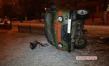 В Николаеве перевернулась машина скорой помощи