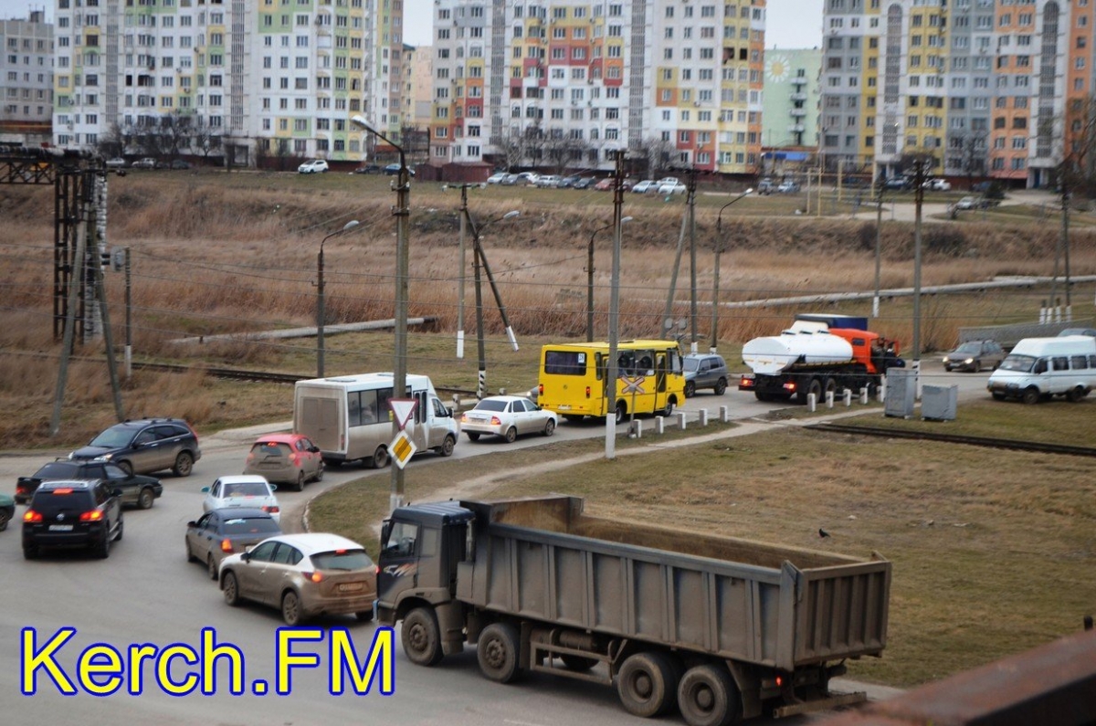 В Крыму столкнулись два грузовика – потерпел водитель [фото, видео]