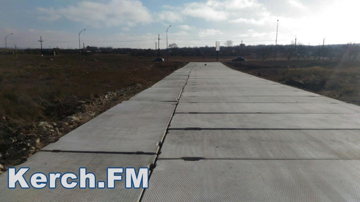 Автоподход к Крымскому мосту взялись покрывать плитами [фото]