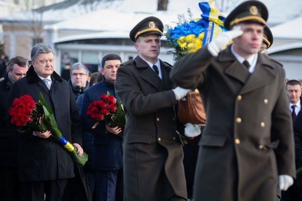 Порошенко почтил память украинцев, конченых в Афганистане(фото, видео)