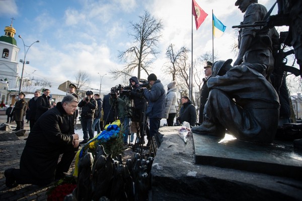 Порошенко почтил память украинцев, конченых в Афганистане(фото, видео)