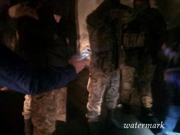 Контрразведка застопорила военного, думавшего отвезти 12 автоматов на Майдан