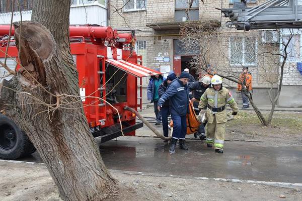 В Николаеве пожарный изловил 79-летнюю бабку, вывалившуюся с пламенеющего балкона(фото, видео)
