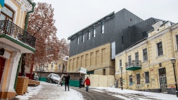 Куб раздора: Что кумекают о фасаде здания театра на Андреевском спуске архитекторы