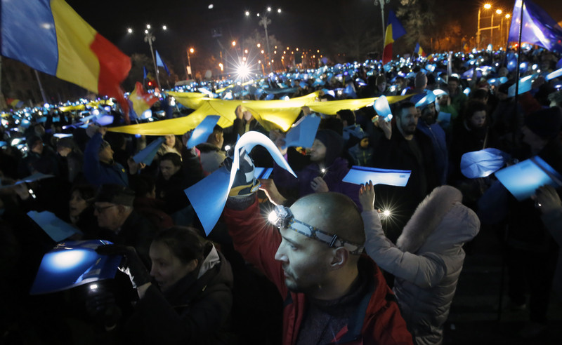 Протесты в Румынии: тысячи людей образовали флаг ЕС