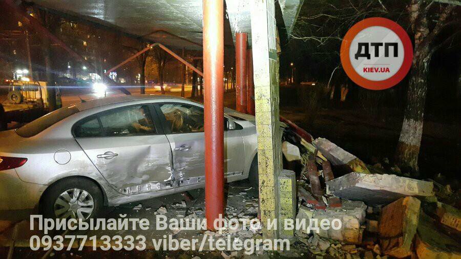 В Киеве Renault разгромил автобусную остановку: фото