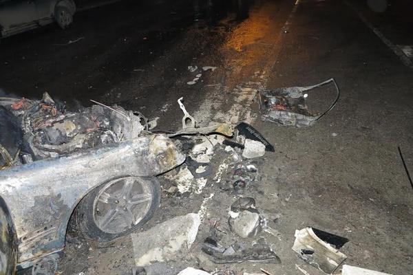 В Киеве Mercedes, пробуя обойти мусоровоз, врезался в бордюр и возгорелся(фото)