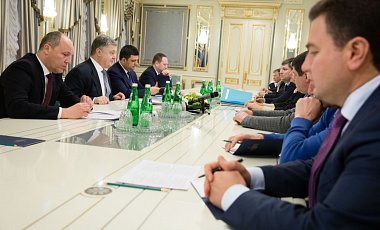 Порошенко обсуждает с лидерами фракций ситуацию с МВФ