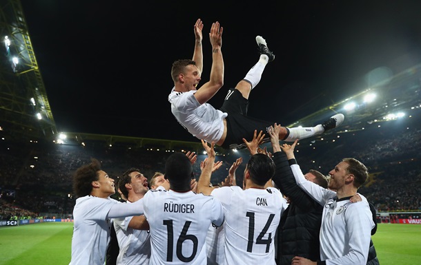 Подольски в прощальном матче за сборную принес Германии победу над Англией