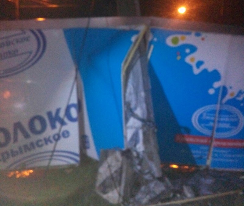 В Крыму грузовик напоролся на столб и влетел в ДТП байкер [фото]