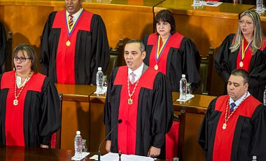 В Венесуэле Верховный суд отдумал лишать парламент полномочий