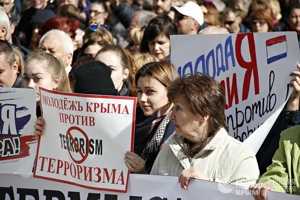 Крымчане и севастопольцы вышли на митинги против террора [фото]