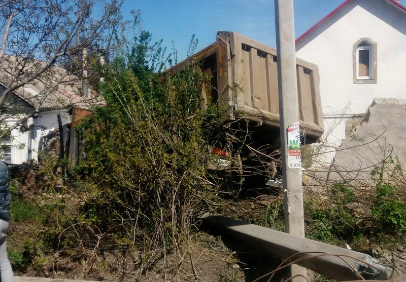 В Симферополе грузовик слетел с стези и врезался в дом [фото]