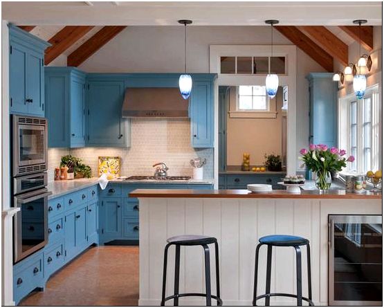 Синяя кухня: свежо и ярко