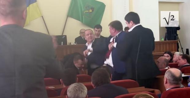 Позор властей: пророссийского Лесика вышвырнули из горсовета и поломали ногу - видео