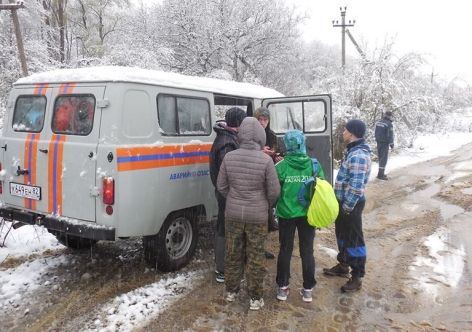 Шестерых туристов избавили в заснеженных крымских горестях [фото]