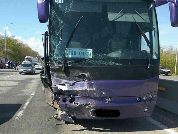 В Одесской области при столкновении пассажирского автобуса и иномарки погиб детище(фото)