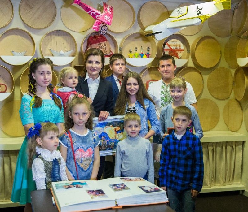 Марина Порошенко привезла до Вінниці «Книжку Миру» та продовжила заповнювати її разом із дітьми учасників АТО