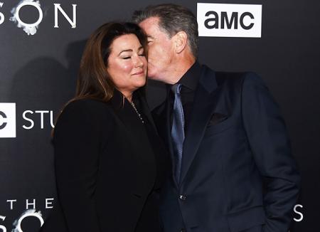 Нежные чувства: Пирс Броснан и его супруга Кили Шэй Смит на голливудской премьере
