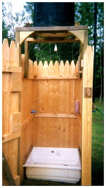 Классический деревянный садовый душ.