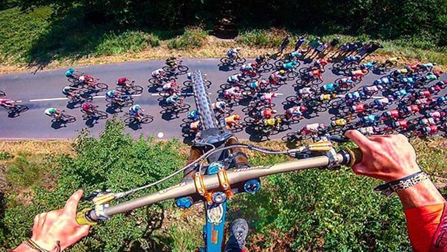 Велосипедист пролетел над пелотоном «Тур де Франс» и мог сорвать гонку (+Видео)
