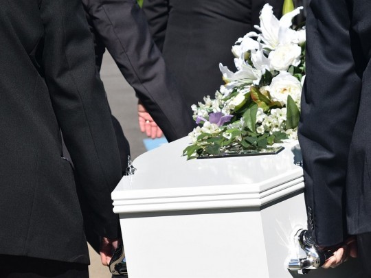 Под Киевом две погребальные фирмы со пальбой "делили" мертвеца: четверо раненых