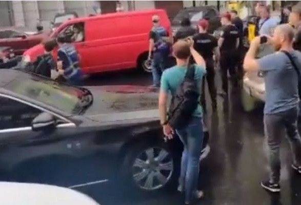 Потасовка под ГБР: на авто Порошенко кинулся человек