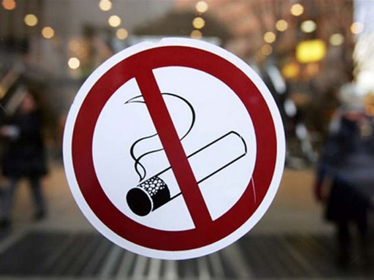 На открытых террасах в Каталонии запретили курение