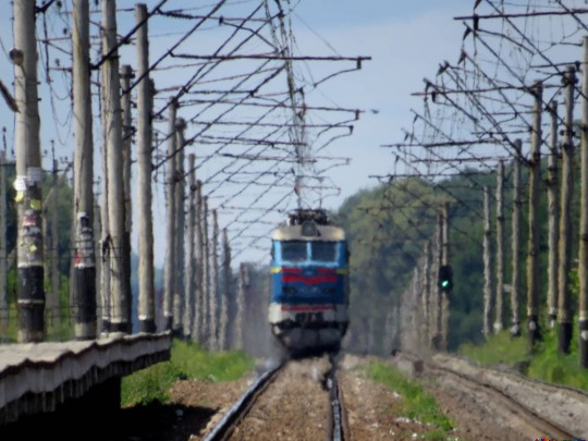 До поезда оставалось 50 метров: на Днепропетровщине полицейский поспел избавить девушку-самоубийцу